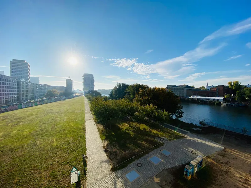 Mitten in Friedrichshain: Stilvoll wohnen mit Park- und Spreeblick in bester Anbindung — photo 1